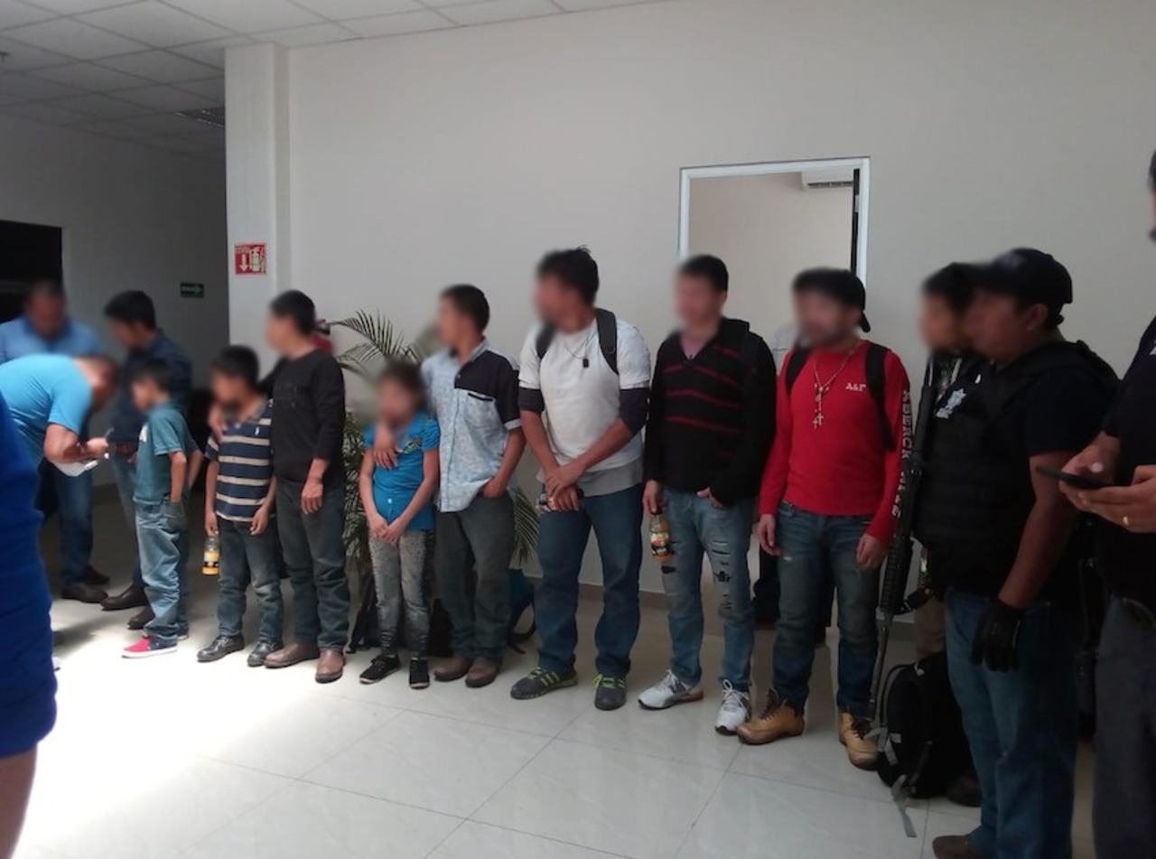 A salvo. Efectivos de la Policía Federal, en coordinación con la Fiscalía General del estado de Chiapas, rescataron ayer a 22 migrantes centroamericanos secuestrados.