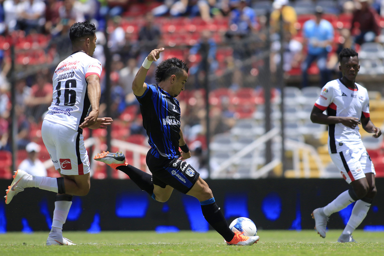 Sanvezzo, del Querétaro, anota el segundo gol de su equipo.