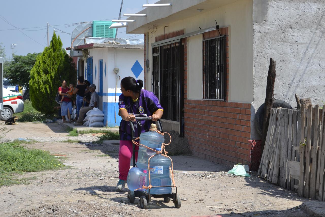 Afectación. Las colonias de Lerdo cercanas al periférico y a Gómez Palacio fueron las más afectadas por la baja presión de agua potable en la red, puesto que es la parte más alejada del sistema. (EL SIGLO DE TORREÓN) 