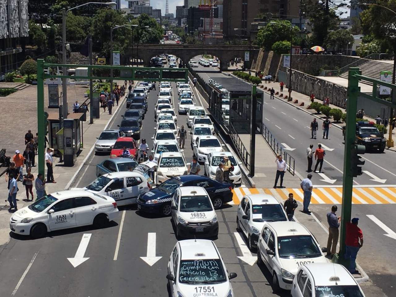 Los taxistas también protestaron contra el servicio Uber, que funciona en Guatemala desde diciembre de 2016, en la colonial ciudad de Antigua Guatemala, 45 kilómetros al oeste de la capital y uno de los principales sitios turísticos del país. (ESPECIAL)