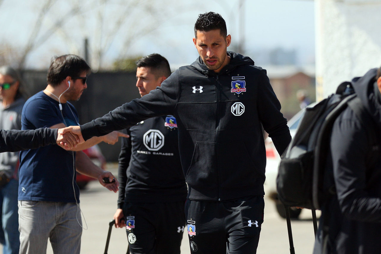 El jugador del Colo Colo chileno Juan Manuel Insaurralde al llegar al aeropuerto hoy, lunes 27 de agosto de 2018, para viajar rumbo a Brasil para enfrentar al Corinthians este miércoles por la vuelta de los octavos de final de la Copa Libertadores, en Santiago de Chile (Chile)