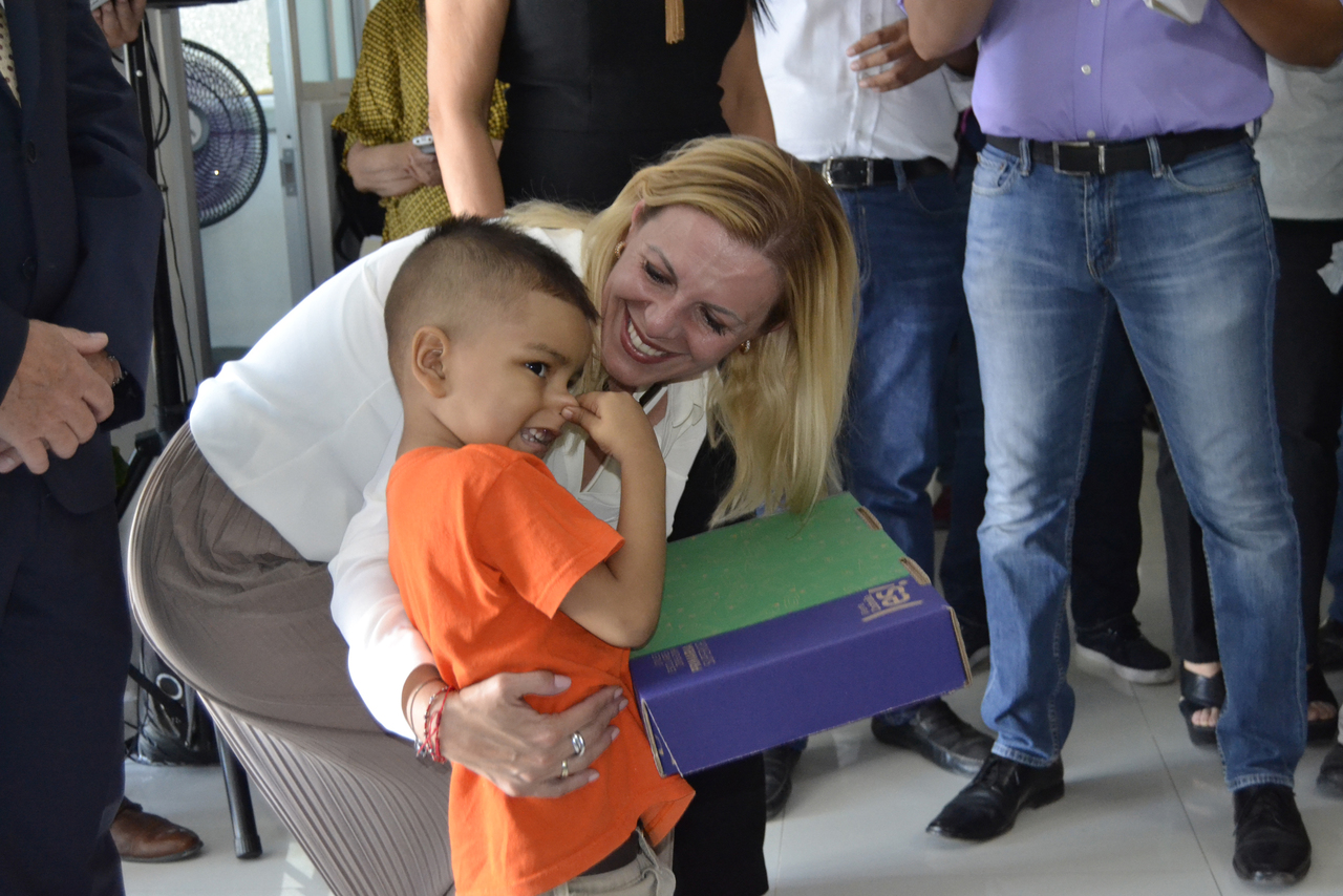 Escuela. Carmen Narro entrega útiles a paciente del Hospital Infantil Universitario que estudiará ocasionalmente ahí. (EDITH GONZÁLEZ)