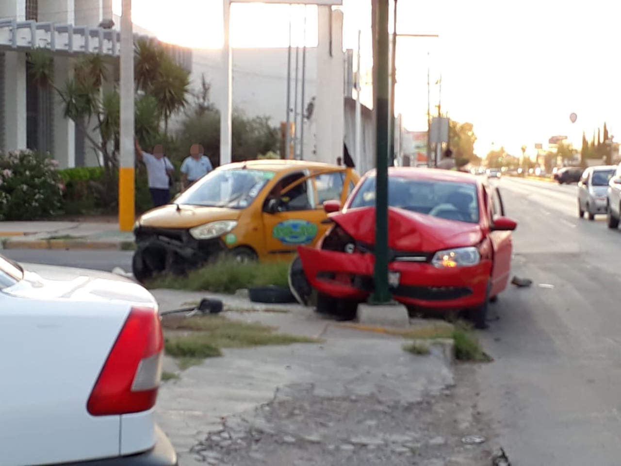 Agentes de la dirección de Tránsito y Vialidad municipal acudieron al lugar para brindar apoyo en la emergencia. (EL SIGLO DE TORREÓN)