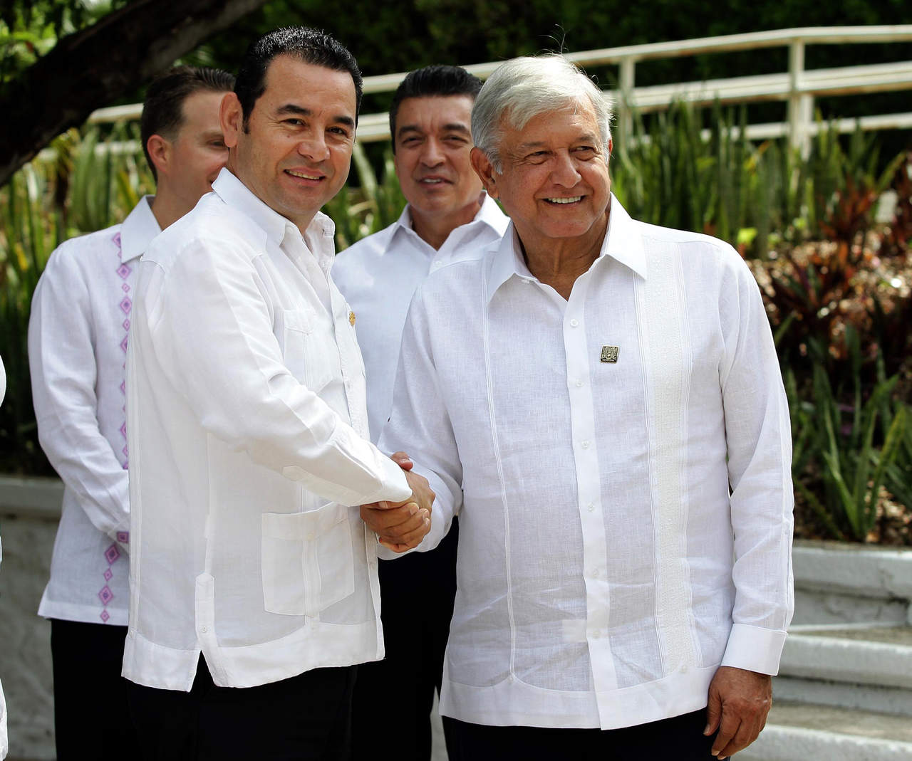 Luego de una reunión que sostuvo con el mandatario guatemalteco Jimmy Morales, en la Universidad de Chiapas López Obrador dijo que no se debe optar como se ha venido haciendo solo por el uso de la fuerza. (NOTIMEX)