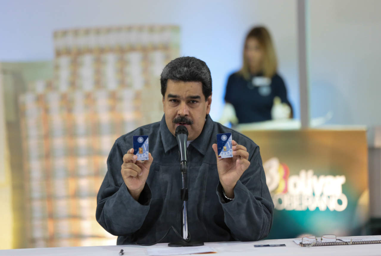 Según Maduro, la 'oligarquía bogotana' mantiene una 'campaña antivenezolana de odio', al tiempo que puso en duda las cifras sobre el desplazamiento de venezolanos hacia Colombia, que esta nación cifra en al menos 1,000,000 de personas. (ARCHIVO)