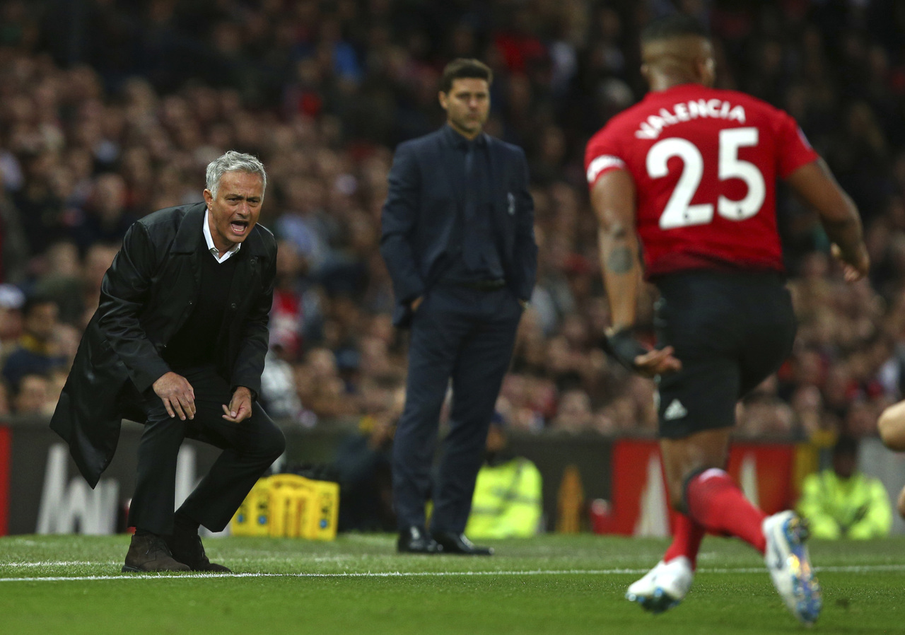 El técnico de Manchester United, José Mourinho, grita desde la banda durante un partido de la liga Premier.