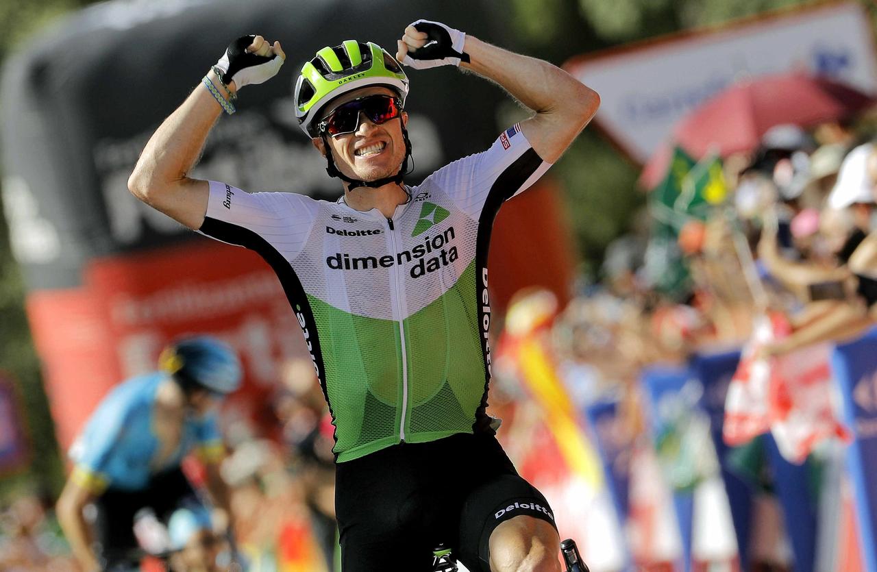 El estadounidense Benjamin King celebra luego de cruzar la meta en la quinta etapa de la Vuelta a España.