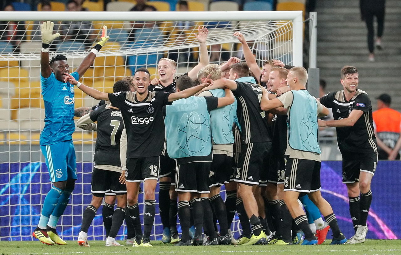 Jugadores de Ajax celebran la victoria tras su partido de segunda división de la Liga de Campeones de la UEFA ante el FC Dynamo Kyiv.