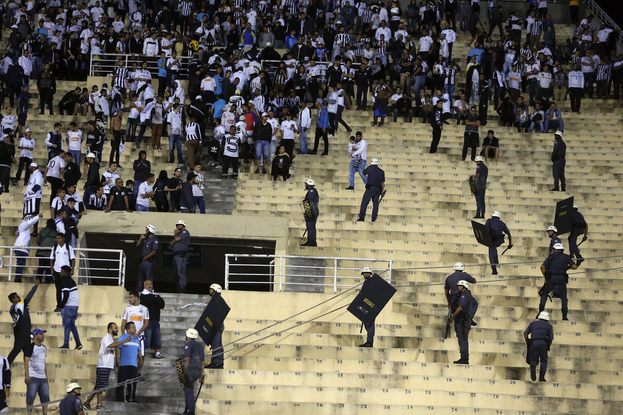 Disturbios en la tribuna del estadio Pacaembú, en Brasil. (AP)
