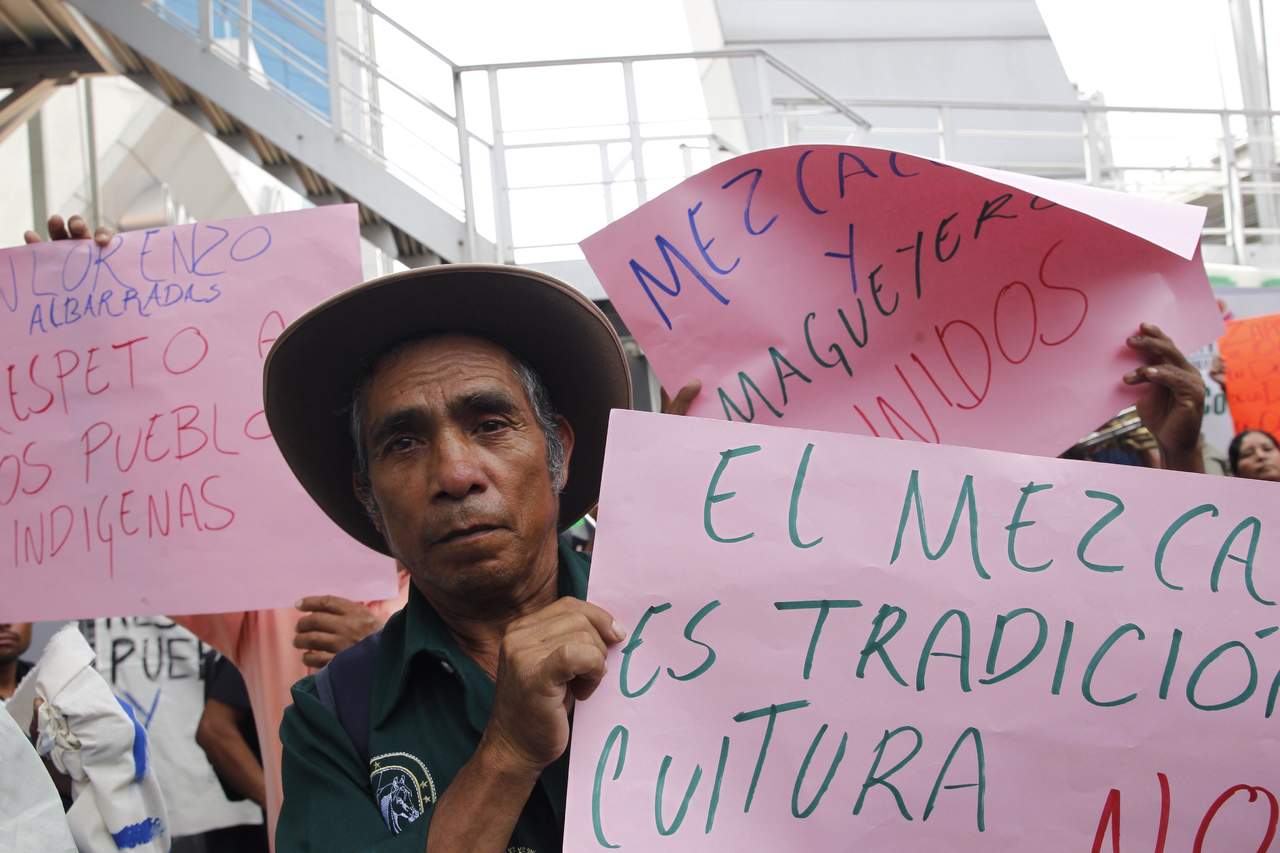Mezcaleros de Oaxaca se manifestaron en la Ciudad de México para reclamar al Instituto Mexicano de la Propiedad Industrial (IMPI) que haya extendido la denominación de origen del mezcal —que tienen nueve entidades— a otros tres estados. (EFE)