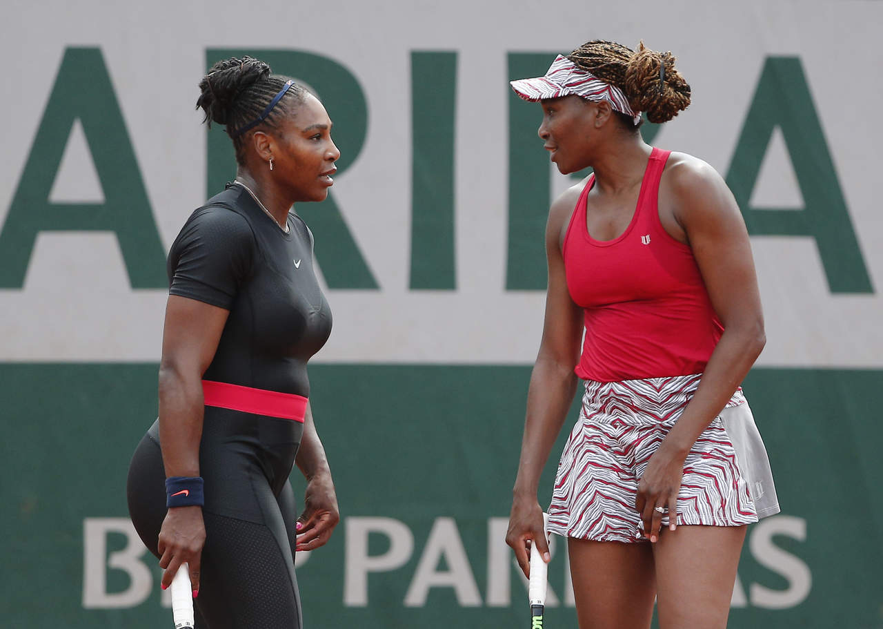 El duelo entre ambas hermanas, que se reparten 30 títulos de Grand Slam -23 de Serena y siete de Venus-, se convertirá en la gran atracción de la tercera ronda. (ARCHIVO)