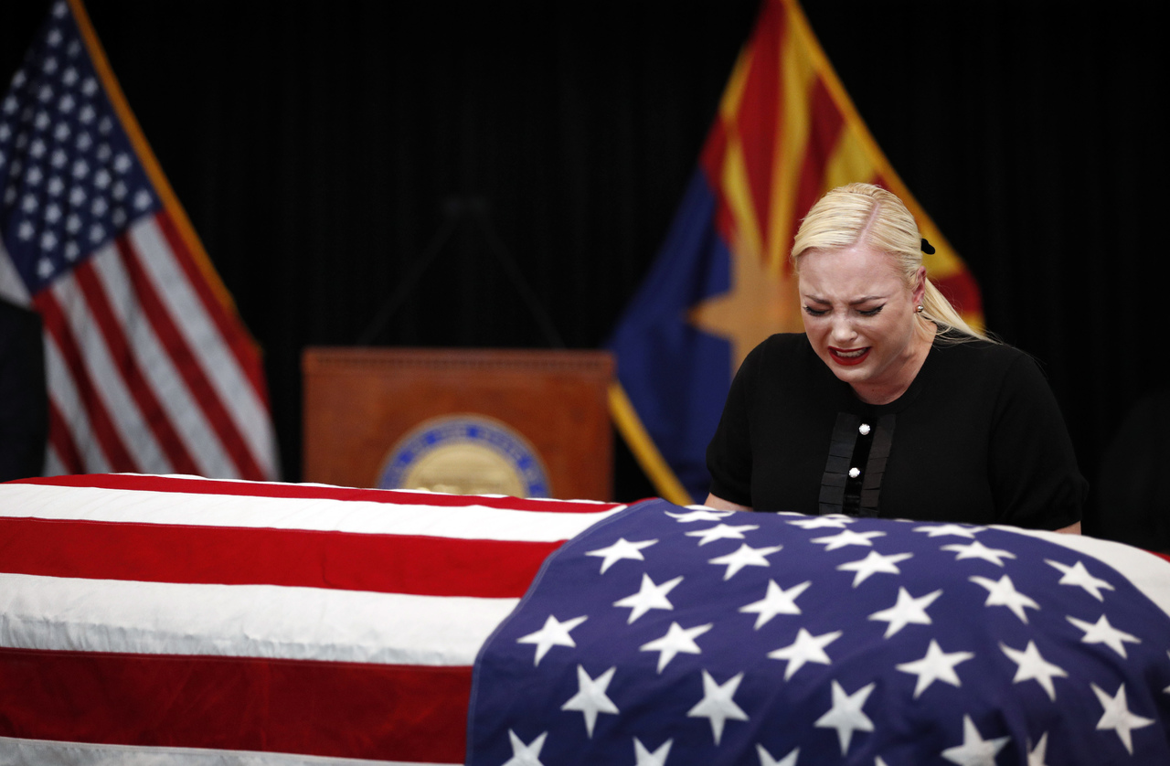 Luto. Meghan McCain llora ante el ataúd de su padre, el exsenador John McCain. (AP)
