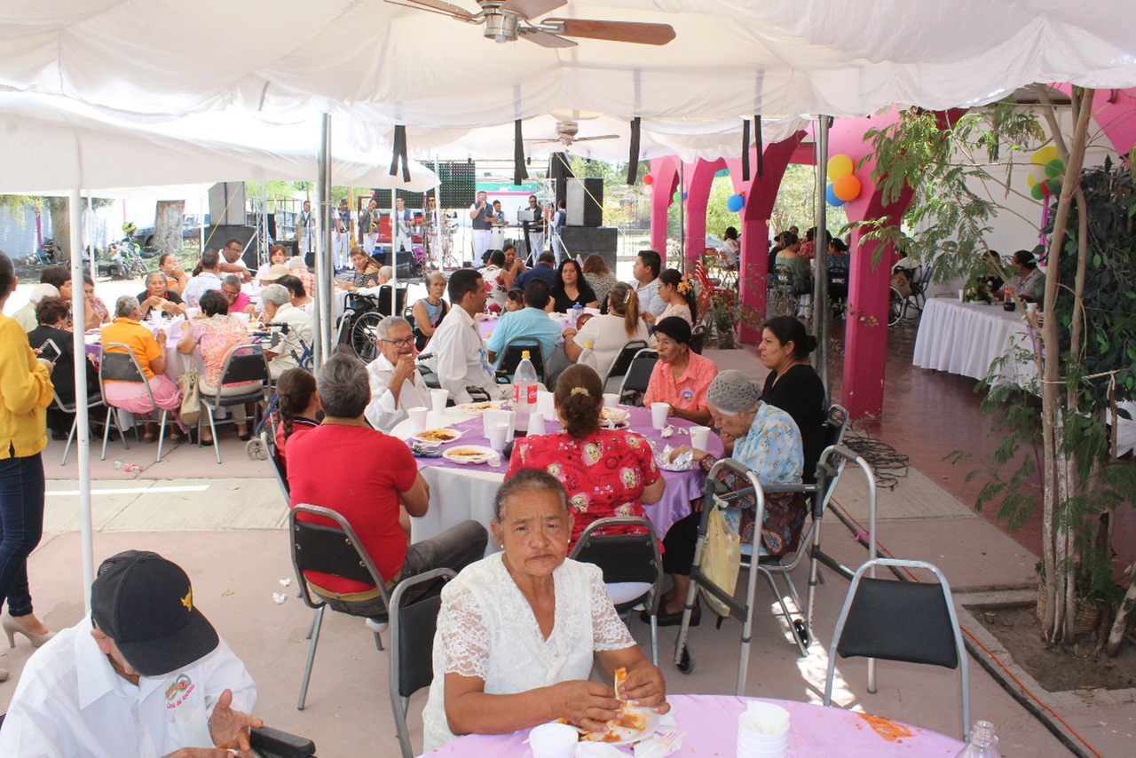 Convivio. Se ofreció una comida y un baile para los residentes del asilo en San Pedro, por el Día del Adulto Mayor. (EL SIGLO DE TORREÓN)