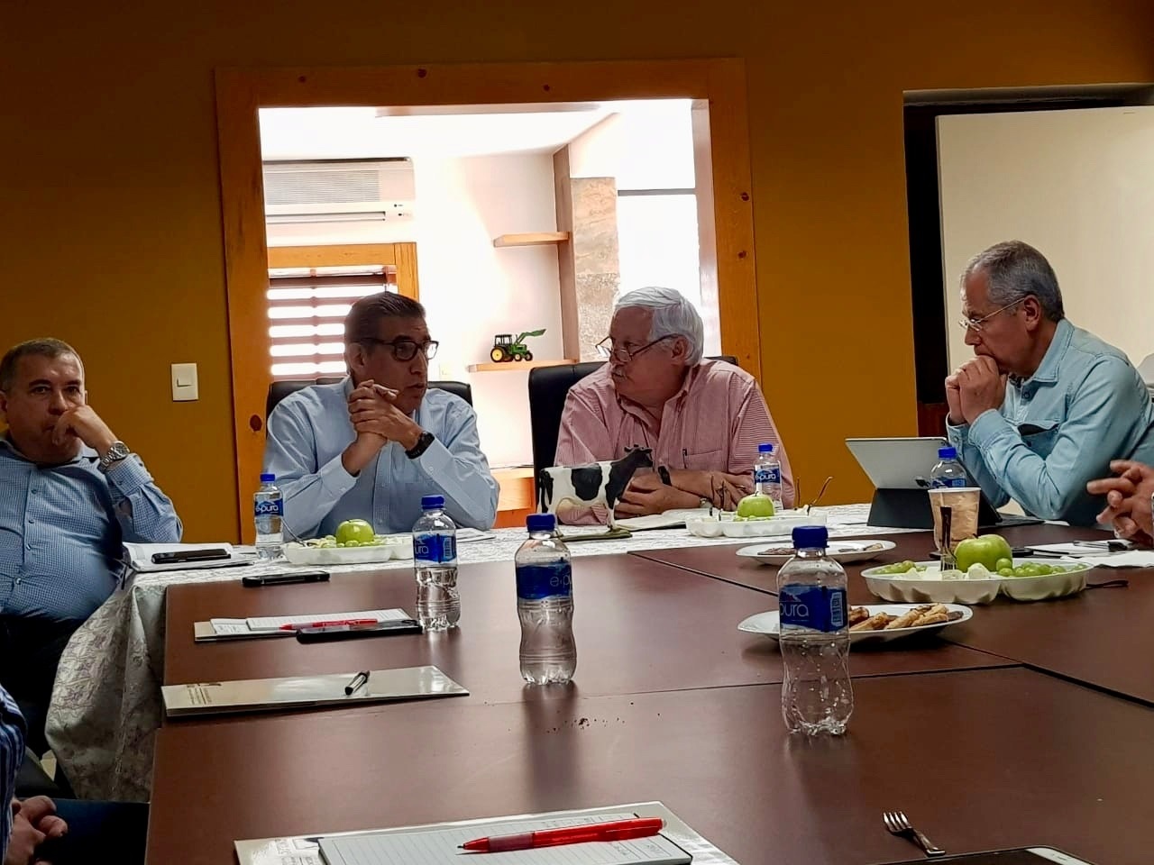 Diálogo. Víctor Villalobos (Der.) se reunió con ANGLAC y con el Consejo Agropecuario de La Laguna.