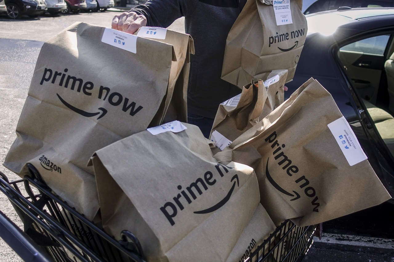 La empresa de venta en línea, Amazon, anunció que comenzará a vender alimentos y bebidas en México; una medida considerada para competir contra Walmart. (ARCHIVO)