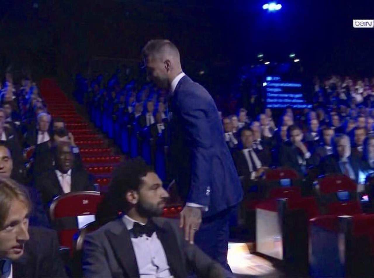 Mohamed Salah se sentó en el asiento de enfrente de Sergio Ramos durante la ceremonia. (Especial)