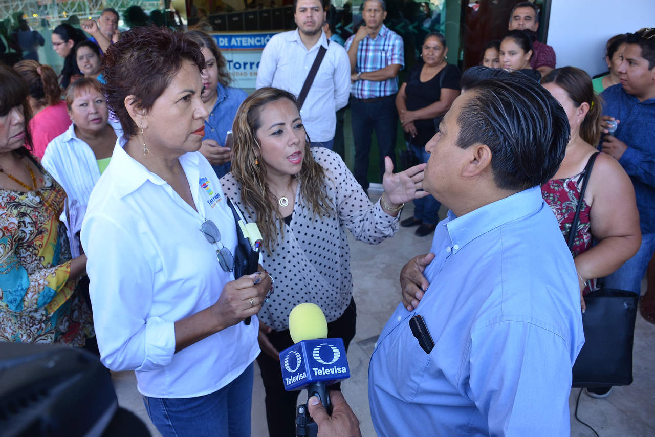  Ángela Campos de la subsecretaría del Ayuntamiento y Claudia Alvarez de Atención Ciudadana les informaron que el alcalde Jorge Zermeño los visitará en el Centro Comunitario el martes próximo. (FERNANDO COMPEÁN)