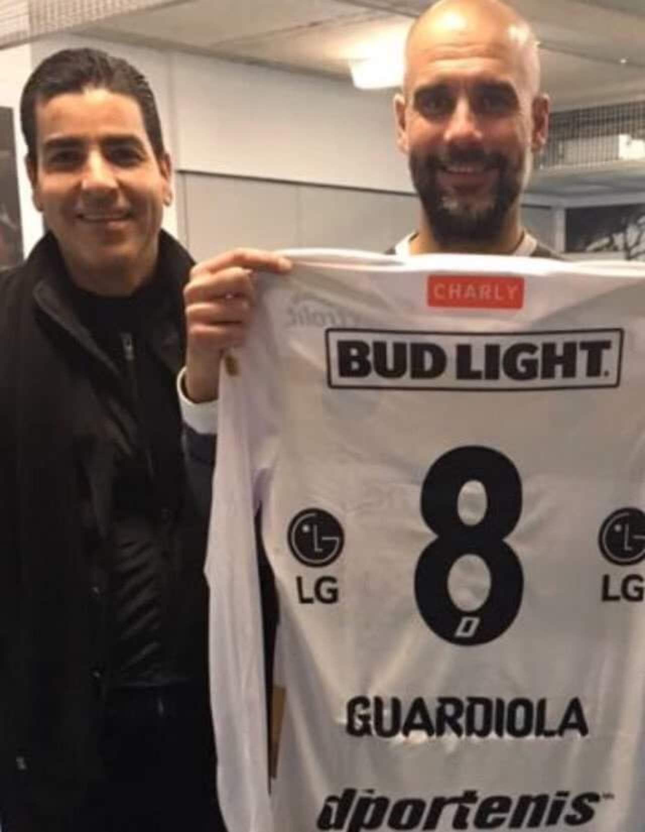 Antonio Núñez, presidente del equipo mexicano, viajó a Inglaterra y le entregó una camiseta con el nombre y número que utilizó durante su estancia en el Futbol Mexicano. (ESPECIAL)