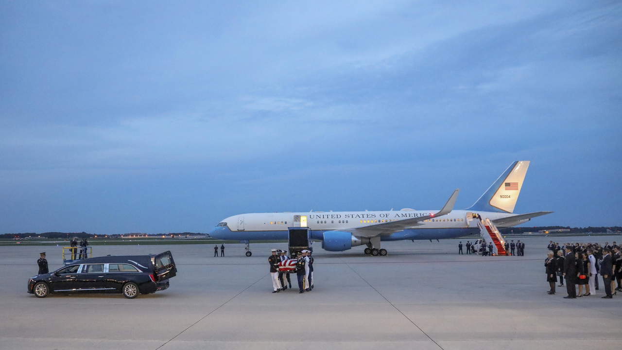 El avión que transportaba los restos de McCain aterrizó poco antes de las 20:00 horas del jueves (00:00 GMT del viernes) en la base aérea de Andrews (Maryland), a las afueras de Washington. (EFE)