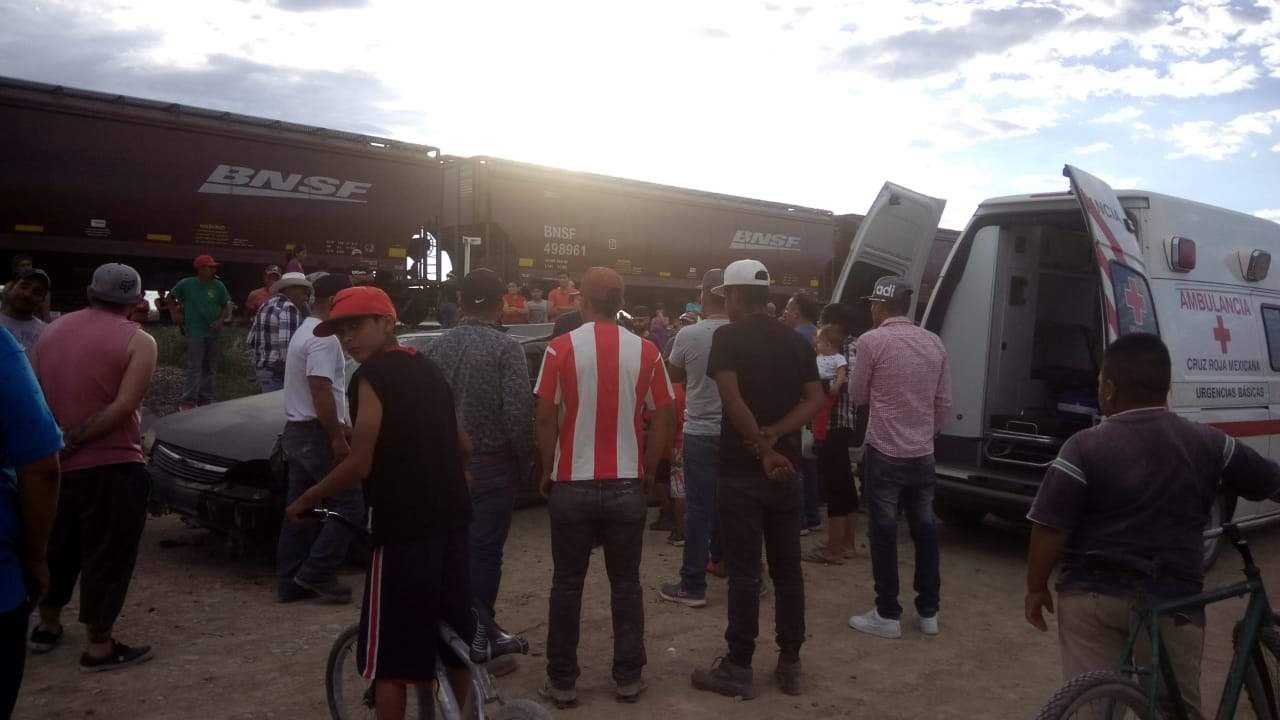 El percance se registró alrededor de las 19:30 horas en el cruce de ferrocarril que se ubica en la carretera Gómez Palacio-Chihuahua en las inmediaciones del poblado Ceballos, municipio de Mapimí, Durango. (ESPECIAL)