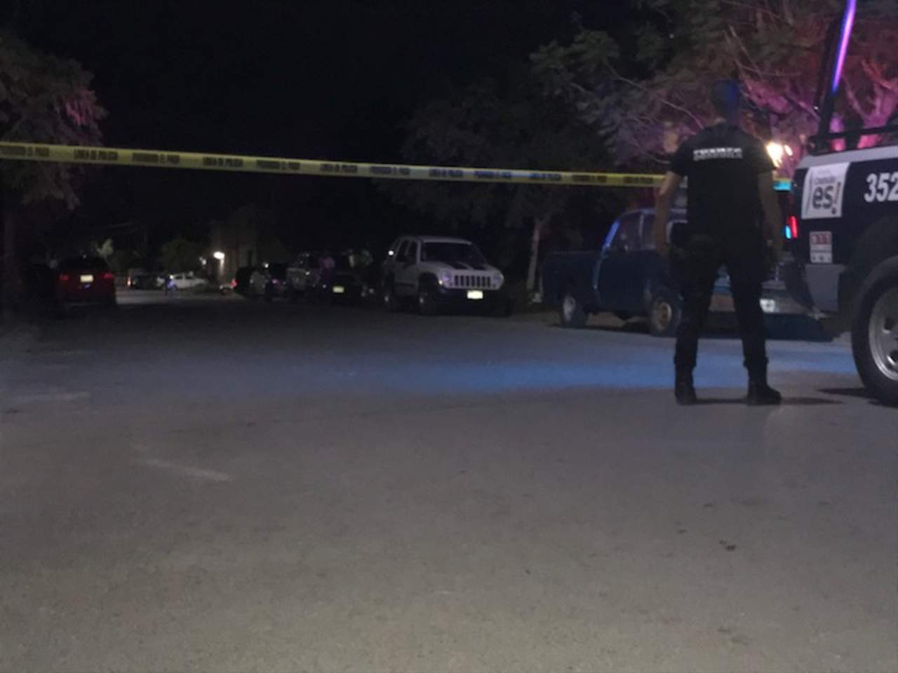 Fue alrededor de las 20:30 horas que vecinos del lugar reportaron lo que parecía el cuerpo de una persona envuelto en una cobija y que se encontraba tirado entre el pavimento y la banqueta en la calle García Carrillo. (ESPECIAL)