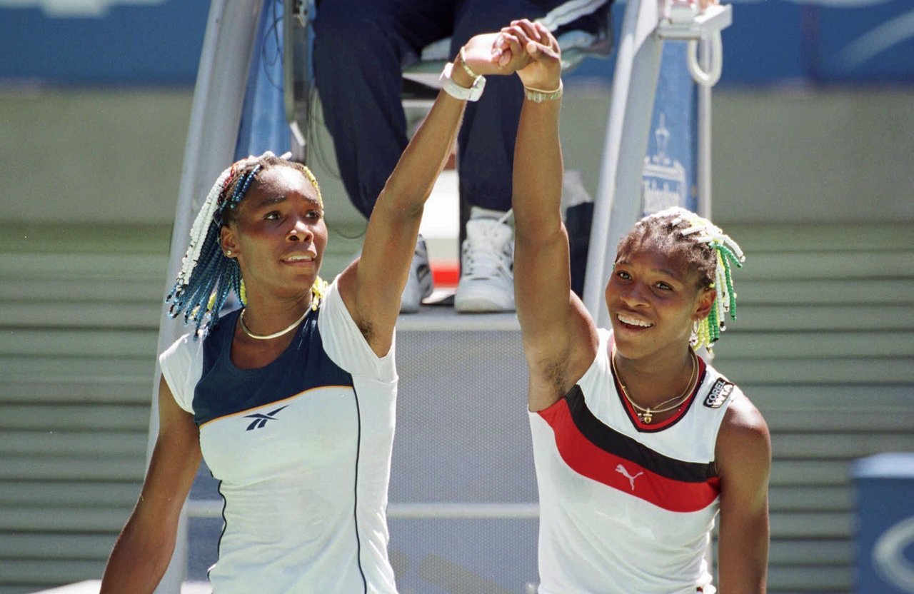 Venus Williams (i) y Serena Williams luego de su enfrentamiento en el Abierto de Australia de 1998.