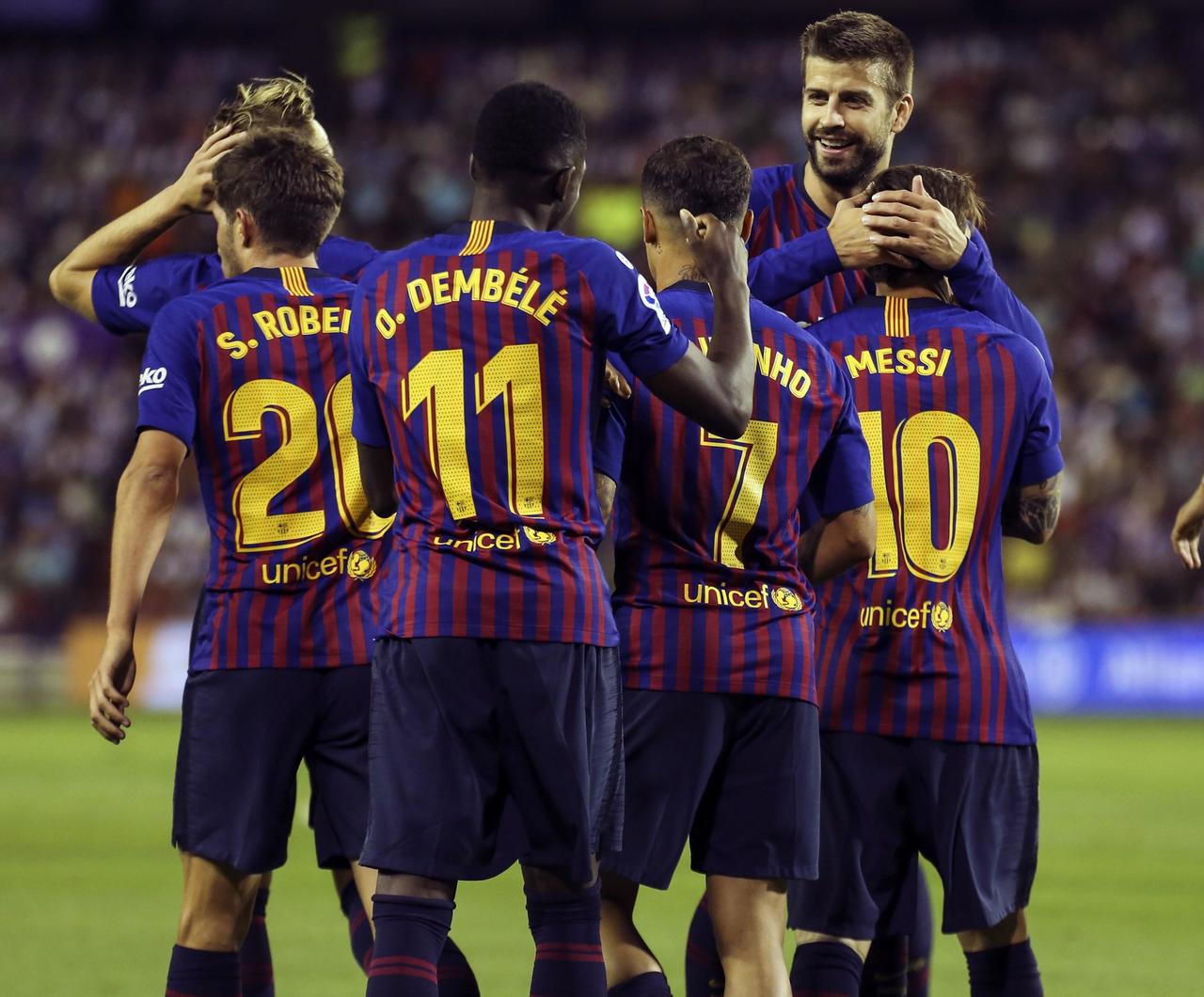 Los jugadores del Barcelona celebran el primer y único gol del equipo blaugrana durante el encuentro de la segunda jornada en España.