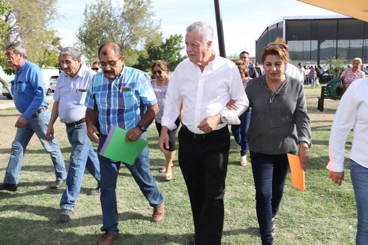 Mejoras. El alcalde Jorge Zermeño, acompañado de una parte de su equipo de trabajo, se presentó en la plaza Provitec. (CORTESÍA)