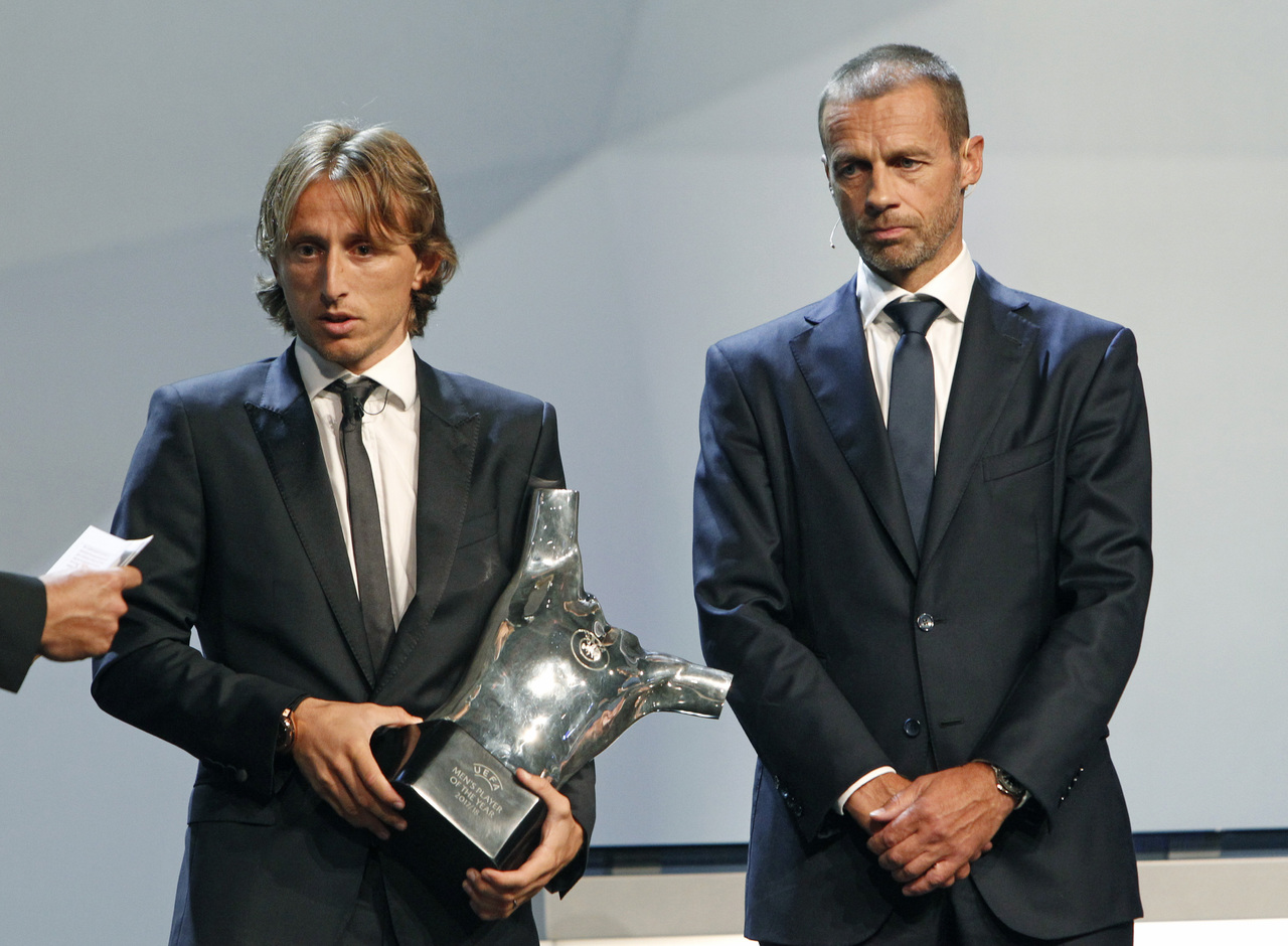 El croata Luka Modric posa con el trofeo de la UEFA al mejor jugador del año en Europa en el Foro Grimaldi, en Mónaco, el jueves 30 de agosto de 2018.