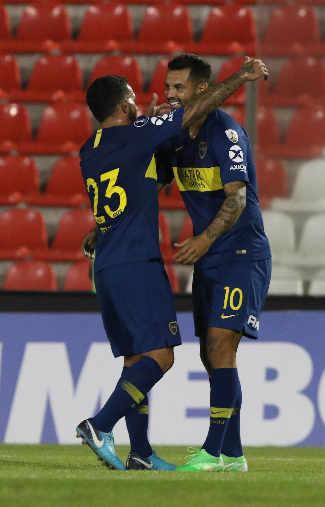 El jugador Edwin Cardona (i), de Boca Juniors, festeja su gol de tiro de penal con su compañero Carlos Tevez.