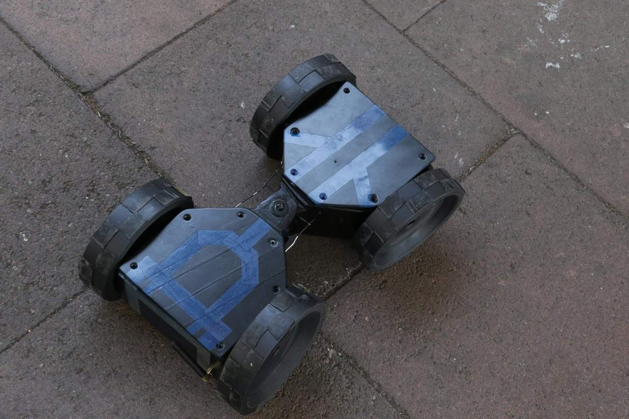 Crearon un robot explorador compacto, capaz de detectar la presencia de seres vivos atrapados entre los escombros de derrumbes provocados por desastres naturales. (TWITTER)