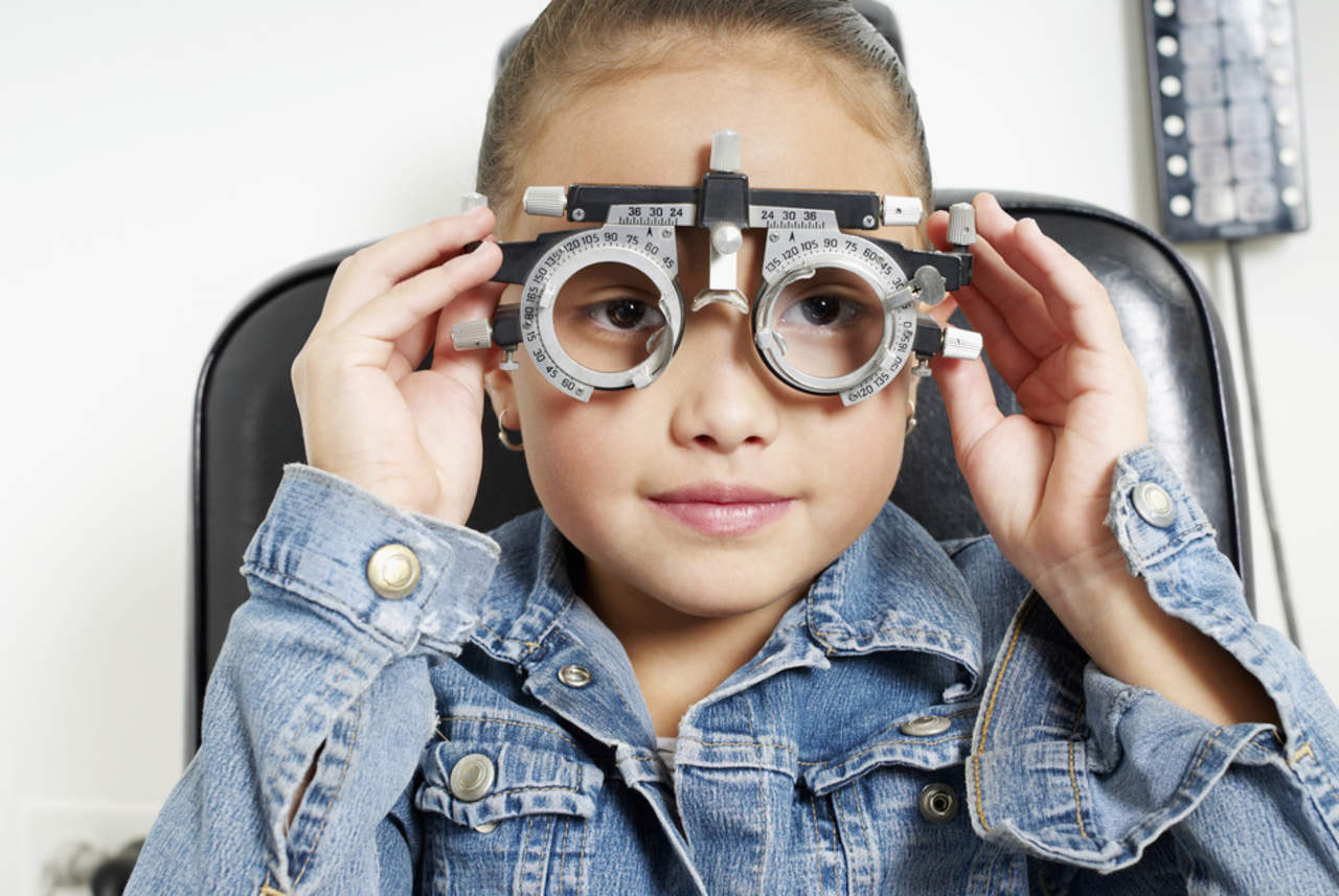 El inicio del ciclo escolar es un momento propicio para que niños y jóvenes estudiantes que usen lentes, acudan al oftalmólogo y se sometan a una revisión. (ARCHIVO)