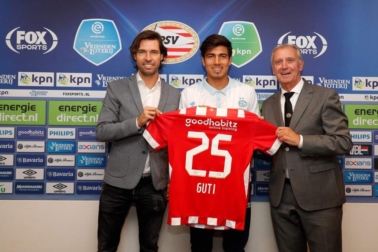 El futbolista firmó por cinco años con el equipo y se convirtió en el sexto jugador azteca en limitar para PSV. (Especial)