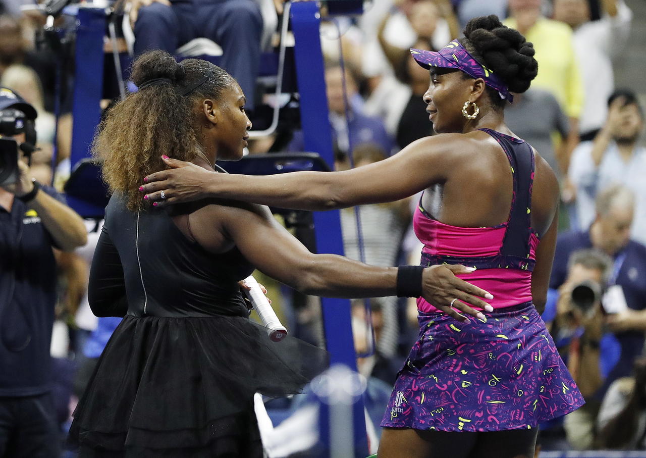 Serena Williams (i) se impuso 6-1, 6-2 a su hermana Venus.