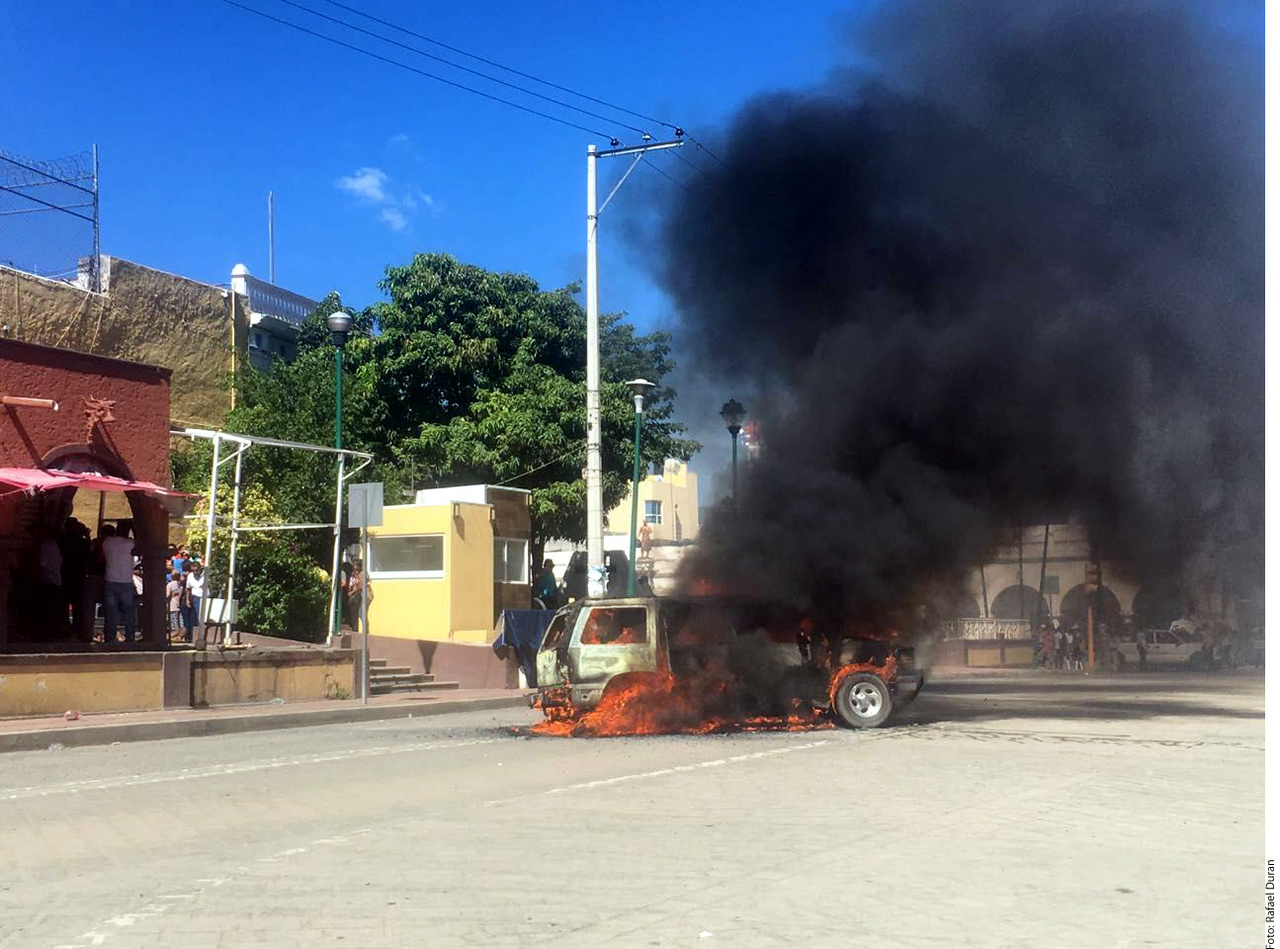 Crisis. En este vehículo incinerado se transportaban a dos presuntos delincuentes que fueron quemados vivos en Puebla.