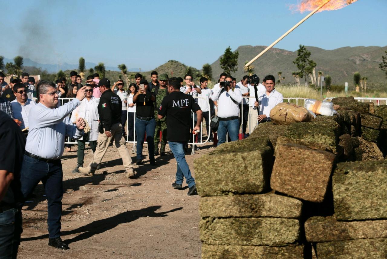 Combate. El gobernador de Coahuila, Miguel Riquelme participó en la quema de droga en Saltillo. (AGENCIAS)