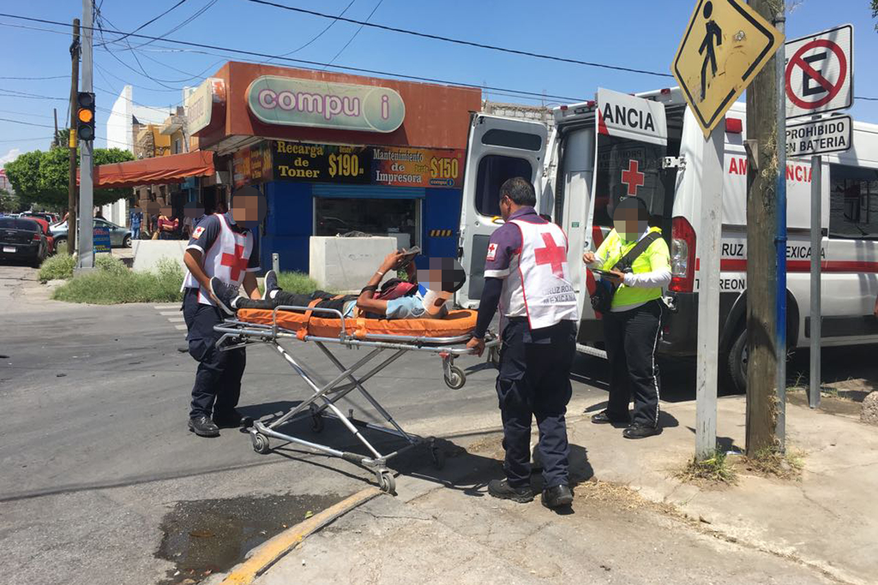 Atención. Paramédicos de la Cruz Roja de Torreón acudieron al lugar para atender al joven lesionado. (EL SIGLO DE TORREÓN) 