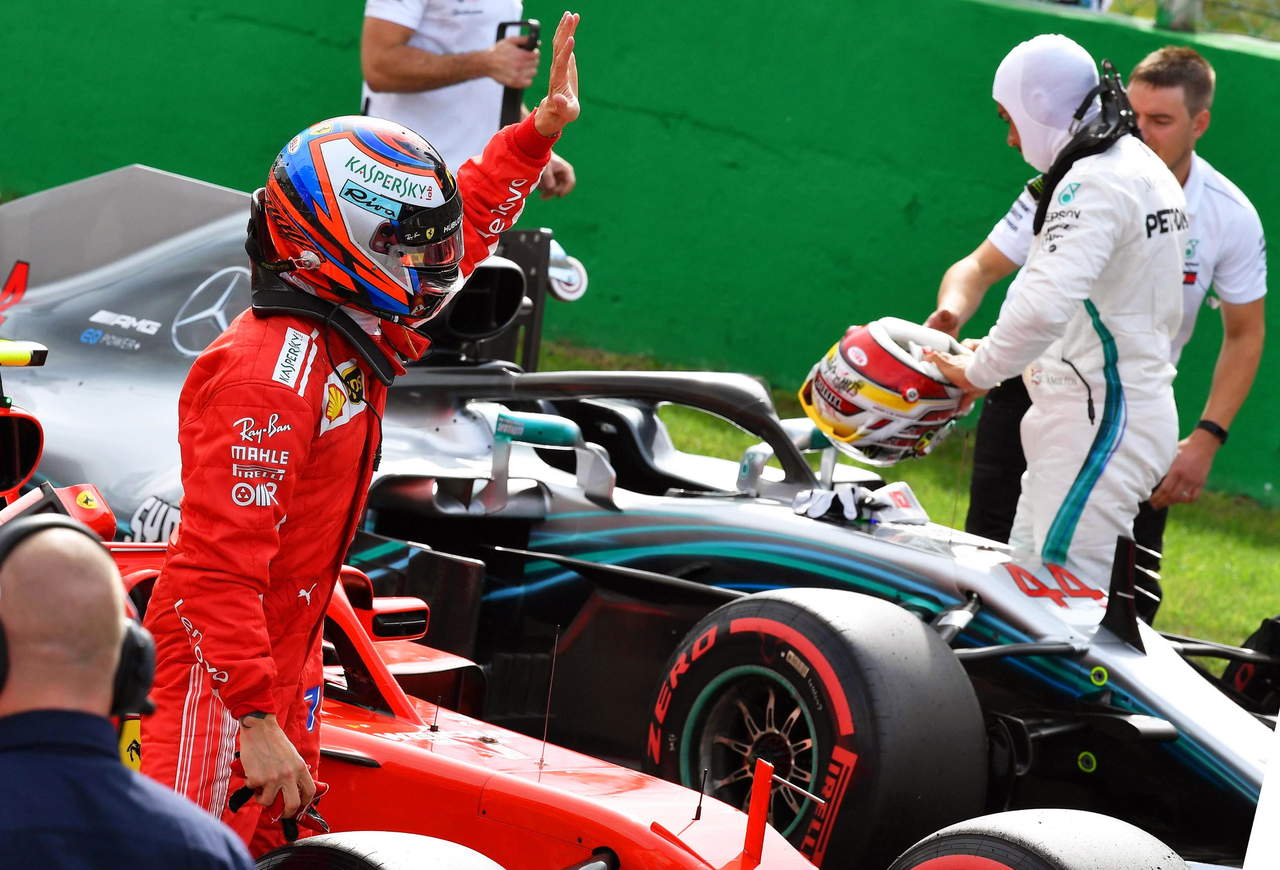 Sorpresivamente, fue Kimi Raikkonen quien se llevó la pole, superando a su compañero y contendiente al campeonato Sebastian Vettel. (EFE)