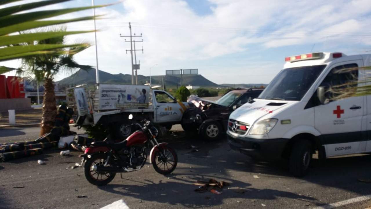 Ambos conductores resultaron lesionados y fueron auxiliados por paramédicos de Cruz Roja.  (ESPECIAL)