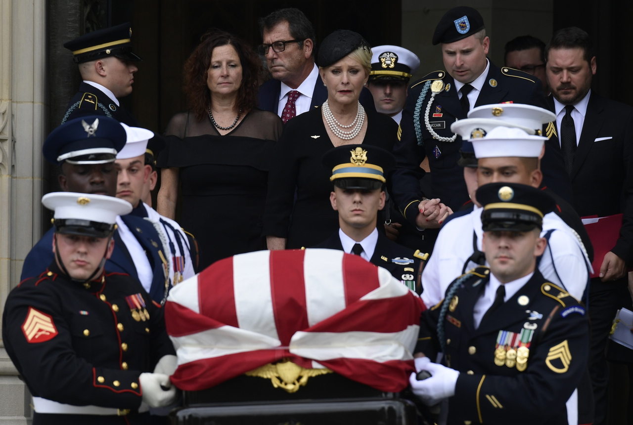 Despedida. Cindy McCain (Cen.) acompañó a su esposo, John McCain, hasta su última morada.