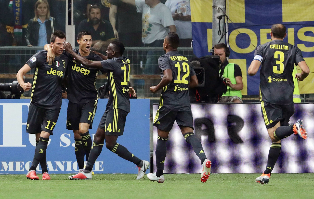 Mario Mandzukic, de la Juventus, celebra con sus compañeros después de anotar en el duelo de Serie A contra el Parma.