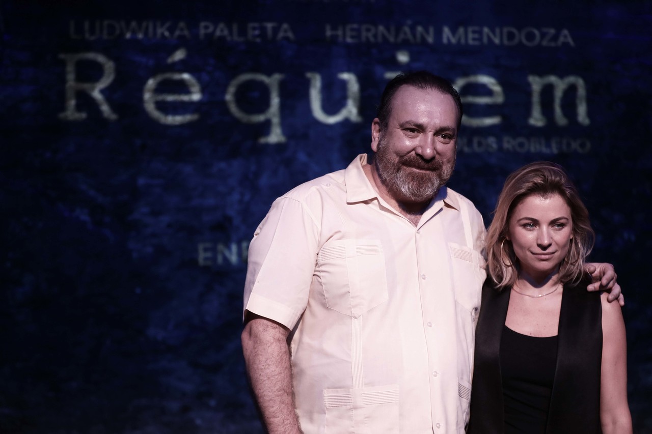 Puesta en escena. La actriz Ludwika Paleta presentó la obra Requiem, junto al actor Hernán. (ARCHIVO)