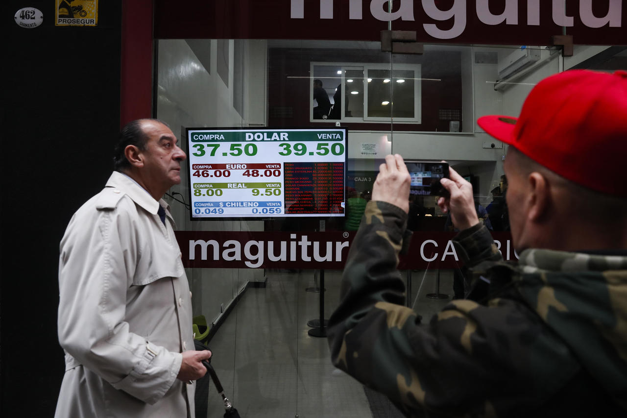 Dudas. La escalada devaluatoria de la última semana en Argentina ha incrementado la crisis. (EFE)