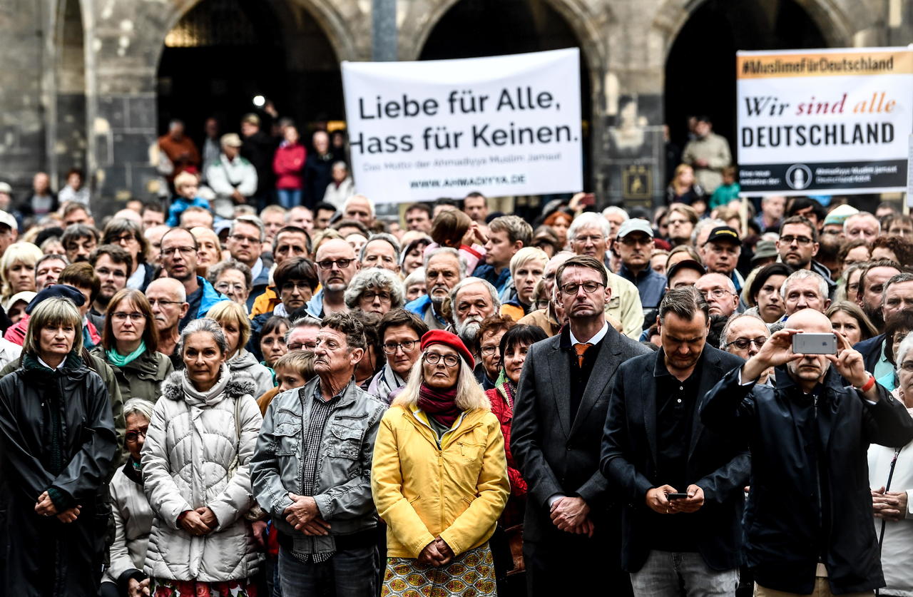 En contra. En Chemnitz, varias personas salieron a protestar en contra de los actos de xenofobia que se han desatado. (EFE)