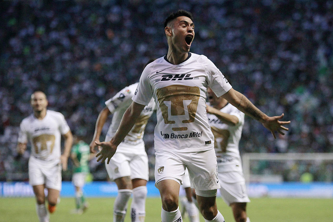 La Figura. Felipe Mora anotó los dos goles de Pumas en el triunfo 2-1 ante León. (Jam Media)