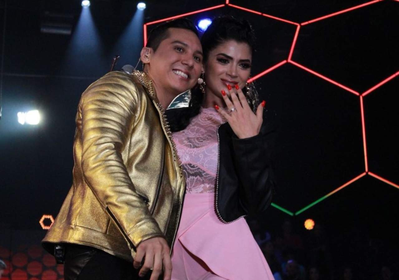 Edwin Luna, vocalista de La Trakalosa, sorprendió a su pareja Kimberly al pedirle matrimonio durante la transmisión del octavo concierto de La Academia 2018. (ESPECIAL)