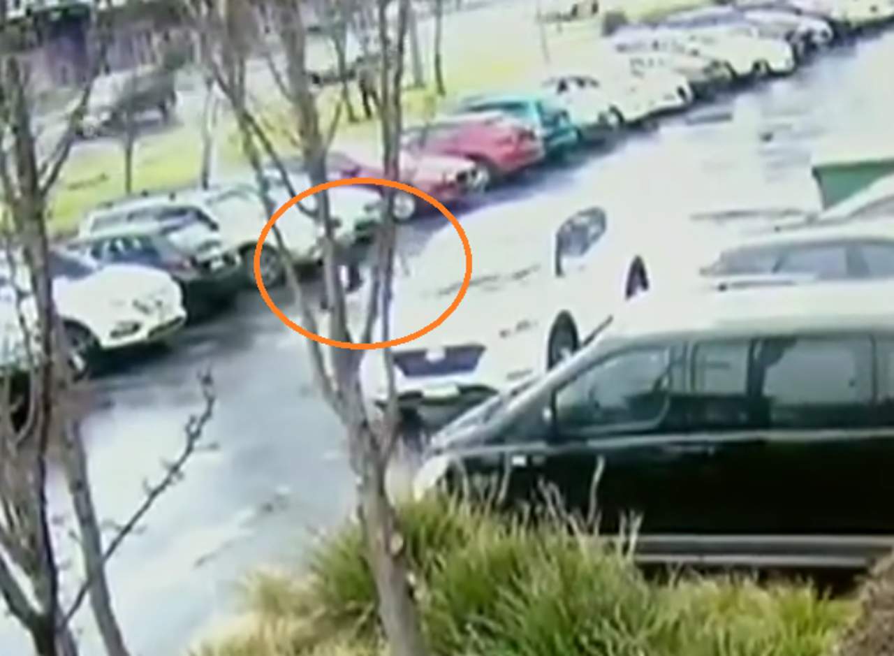 Afortunadamente el sujeto huyó tras abandonar el auto, y el bebé salió ileso. (INTERNET)