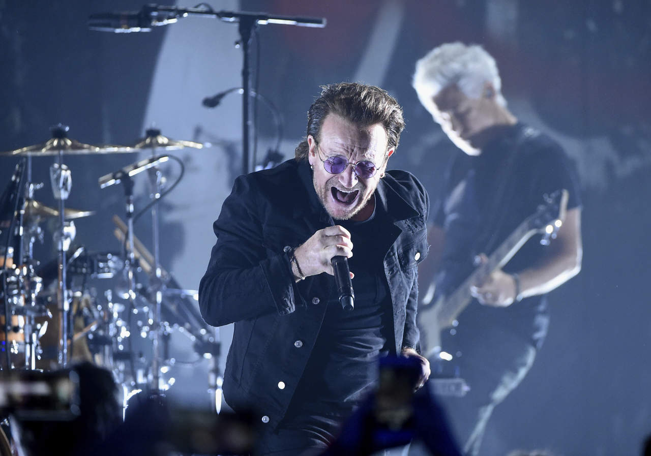 Paul David Hewson, más conocido como Bono, relató a sus seguidores que ha visitado a un médico y que 'con sus cuidados' podrá volver a cantar en los conciertos programados. (ARCHIVO)