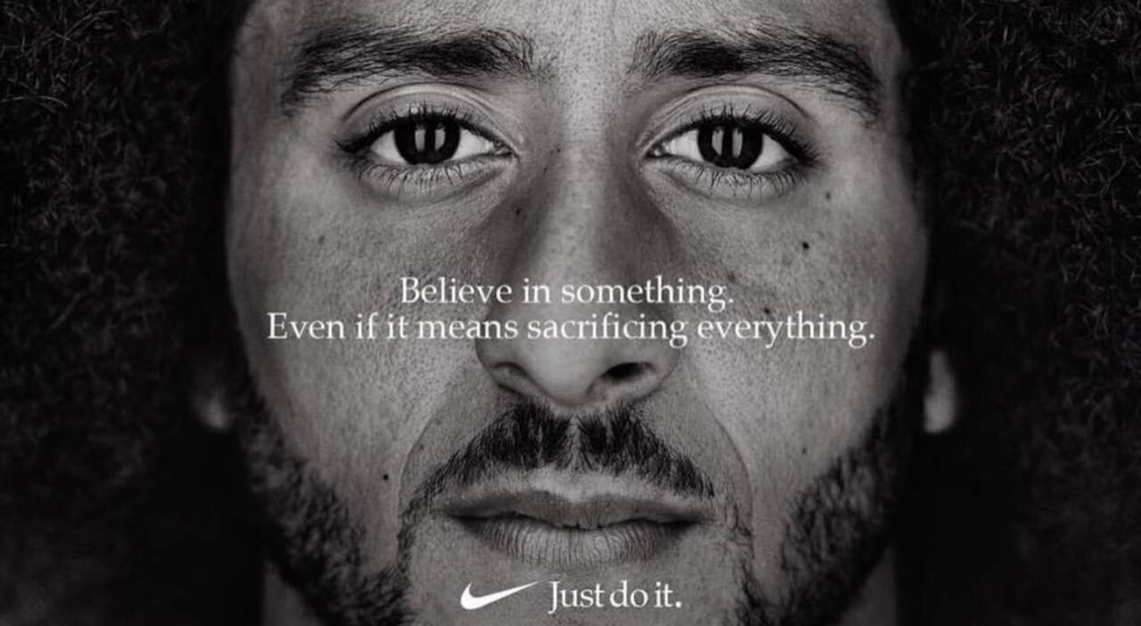 Nike publicó una postal con el rostro de Kaepernick con el texto 'Believe in something, even if it means sacrificing everything' que en español significa: Cree en algo, incluso si eso significa sacrificar todo. (ARCHIVO)