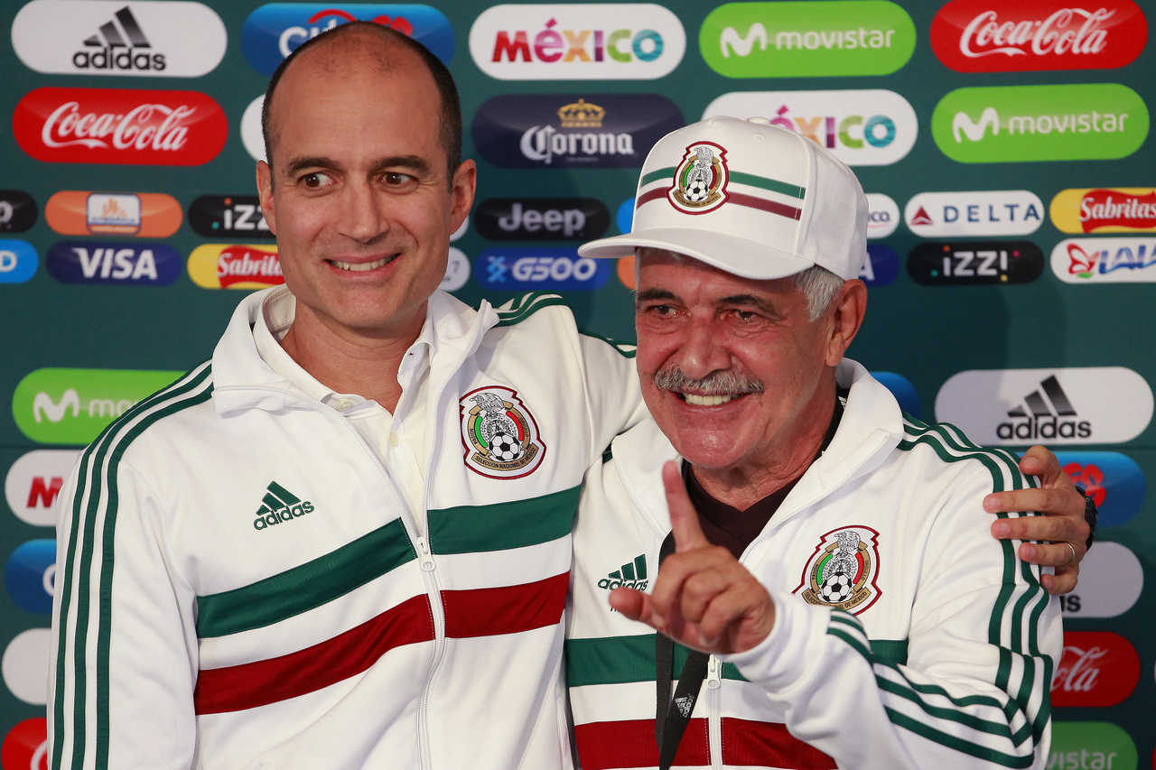 Guillermo Cantí (i), y Ricardo Ferretti, durante la conferencia de la Selección Mexicana en la FMF. (ARCHIVO)